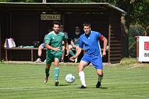 I. B třída, skupina B (26. kolo): TJ Pfeifer Chanovice (na snímku fotbalisté v zelených dresech) - TJ Sokol Štěnovice (modří) 3:1.