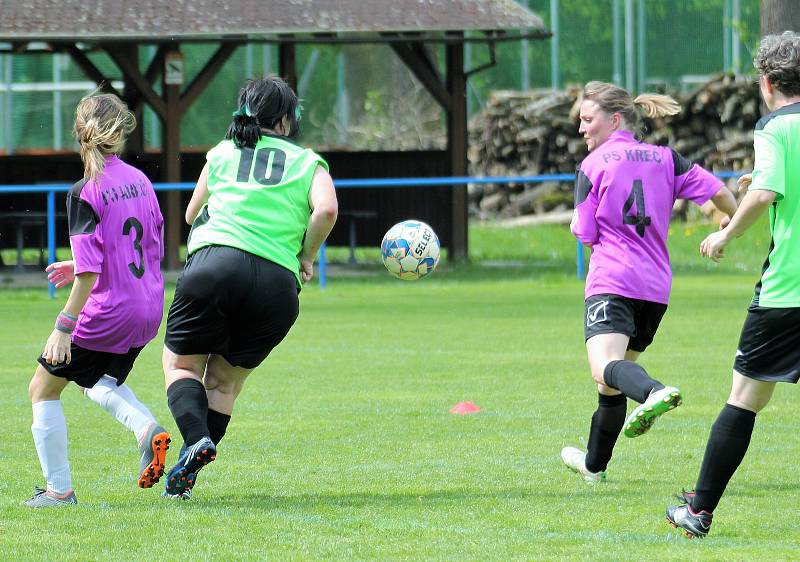 Letní DAFL 2023, 2. kolo: Sokolky Neznašovy (na snímku fotbalistky v zelených dresech) - Devils v Křeči 3:2.