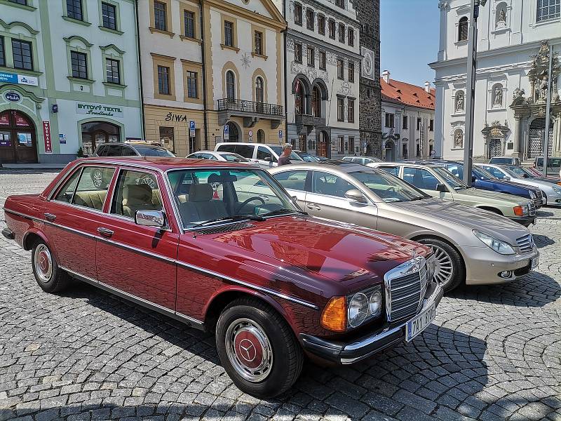 Vozy Mercedes-Benz na náměstí v Klatovech.