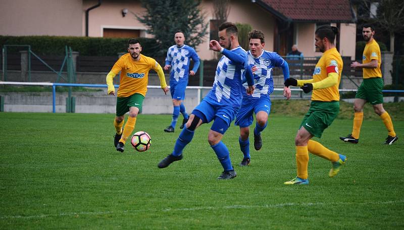 Ze zápasu Nýrsko (v modrém) vs. Tlumačov.