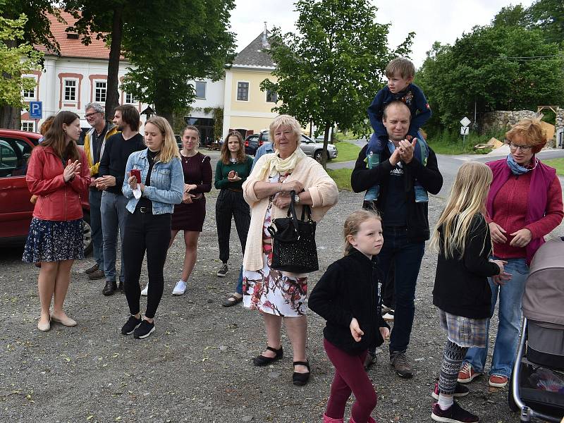 Poutní mše a svěcení sochy Jana Nepomuckého v Mlázovech na Klatovsku.