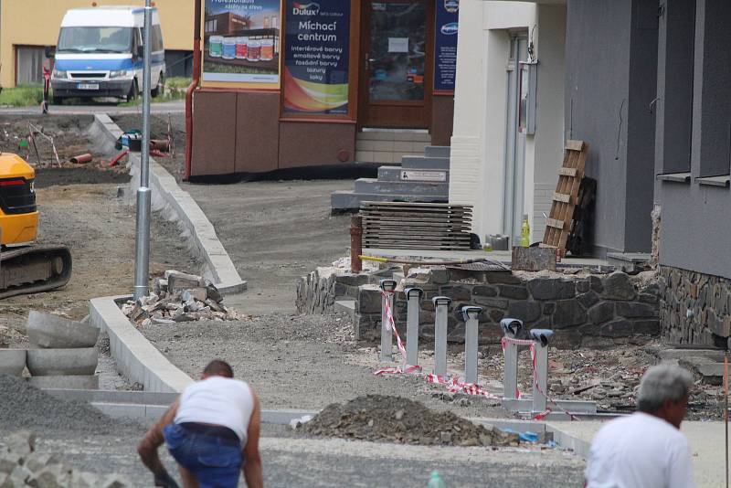 Rybníčky a Pražská ulice v Klatovech, která je již před dokončením.