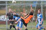 1. B třída, skupina B: Strážov (v modrém) - Hradešice 1:1.