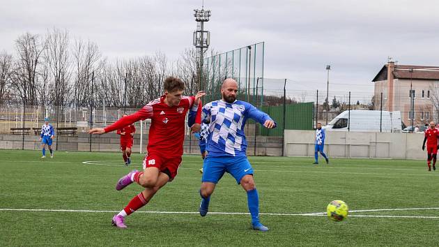 Fotbalisté FK Okula Nýrsko (na archivním snímku hráči v modrých dresech) porazili ve druhém přípravném utkání Horažďovice 8:3.