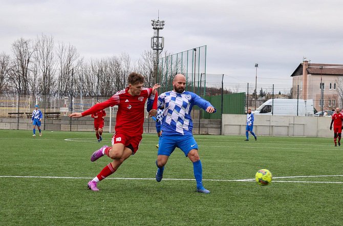 Fotbalisté FK Okula Nýrsko (na archivním snímku hráči v modrých dresech) porazili ve druhém přípravném utkání Horažďovice 8:3.