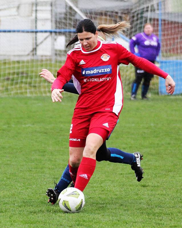 Česká divize žen, skupina C (10. kolo): SK Klatovy 1898 (na snímku fotbalistky v červených dresech) - TJ Calofrig Borovany 9:1 (3:1).