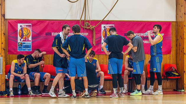 2. liga basketbalistů, skupina A (22. kolo): BK Klatovy (na snímku hráči v bílých dresech) - BC Benešov 71:44.