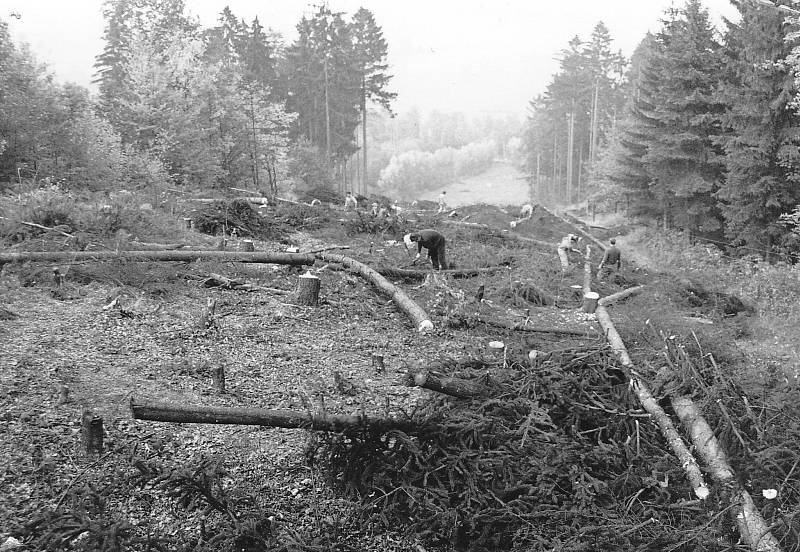 1977 – rozšiřování sjezdovky. Foto: Archiv lyžařského oddílu