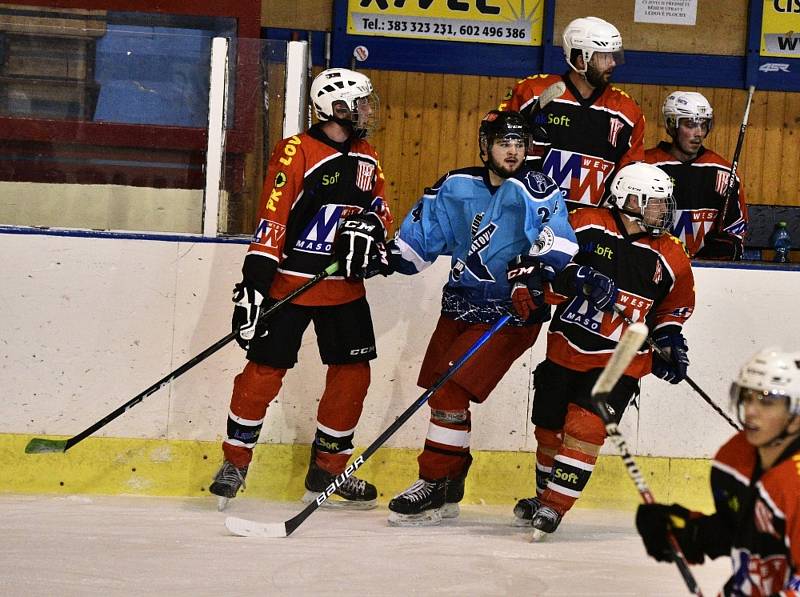 Hokejisté TJ START Luby (na archivním snímku hráči v černo-červených dresech) vedli s HC Rokycany už 3:0, ale nakonec museli přijmou porážku 3:5.