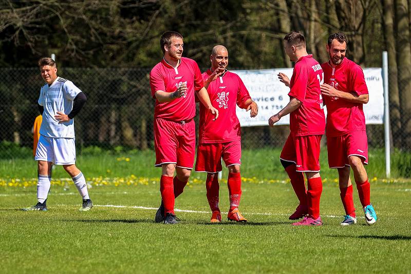 Fotbalisté TJ Žichovice (na archivním snímku hráči v bílých dresech) podlehli ve 24. kole III. okresní třídy TJ Sokol Běšiny 0:2.