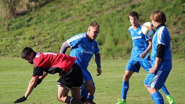 Z archivu: Fotbalisté TJ Start Dešenice (na archivním snímku hráči v modrých dresech) prohráli v posledním kole sezony s céčkem Sušice 1:2 a skončili třetí.