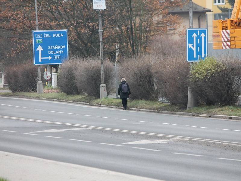 Uzavírka chodníku u parkovacího domu Klatovské nemocnice