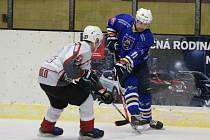 Malá Víska (na archivním snímku hokejisté v bílých dresech) remizovala na domácím ledě v Klatovech se silným HC Rokycany 3:3.