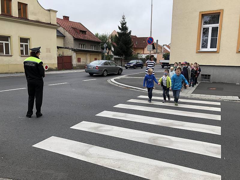 Městská policie v Sušici učila děti přecházet.