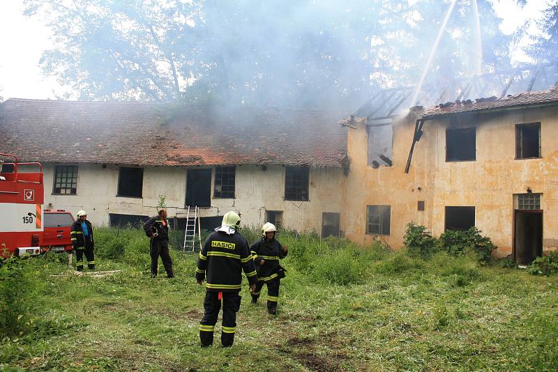 Požár v Měcholupech, který mají na svědomí děti.