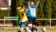 Fotbalisté TJ Pfeifer Chanovice (na archivním snímku hráči v zelených dresech) remizovali ve 22. kole I. B třídy s Blovicemi 1:1. Na penalty vyhráli hosté.