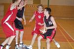 Mladí basketbalisté TJ Klatovy (černé dresy) uspěli na domácí palubovce v dalších dvou zápasech extraligy kadetů U16.  Sokol pražský odjel z Klatov s prázdnou po prohře 58:86