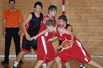 Mladí basketbalisté TJ Klatovy (černé dresy) uspěli na domácí palubovce v dalších dvou zápasech extraligy kadetů U16.  Sokol pražský odjel z Klatov s prázdnou po prohře 58:86