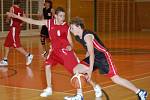 Mladí basketbalisté TJ Klatovy (černé dresy) uspěli na domácí palubovce v dalších dvou zápasech extraligy kadetů U16.  Sokol pražský odjel z Klatov s prázdnou po prohře 58:86