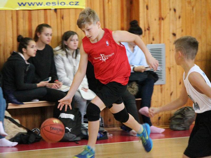 Junior NBA League 2016: Houston Rockets (ZŠ Klatovy, Plánická ul, červené dresy) - Dallas Mavericks (ZŠ Švihov) 24:27 