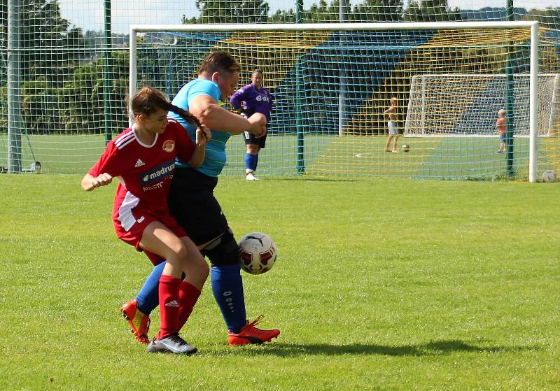 Na podzim fotbalistky SK Klatovy 1898 (červené dresy) porazily Borovany (modré dresy) 7:2. A uspěly i v nedělní odvetě, tentokrát 9:1.