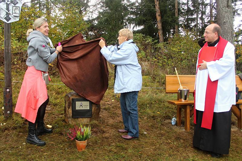 Odhalení a žehnání křížku Emila Kintzla v Kašperských Horách.