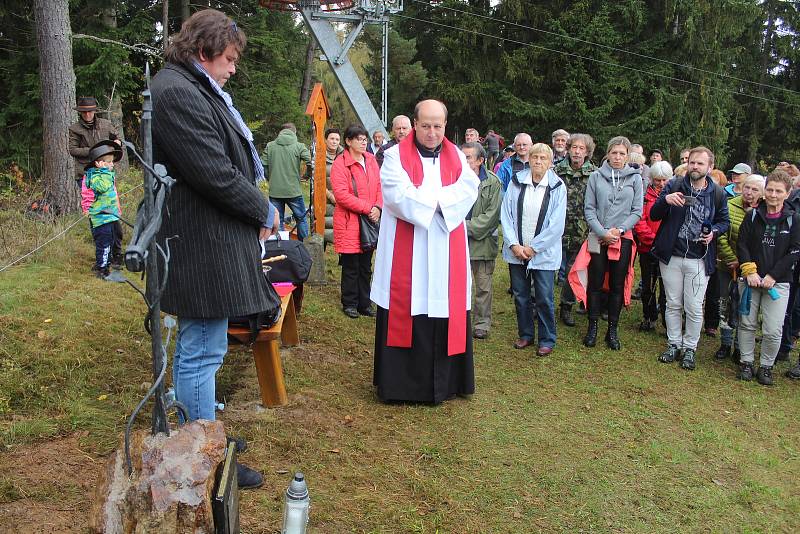 Odhalení a žehnání křížku Emila Kintzla v Kašperských Horách.