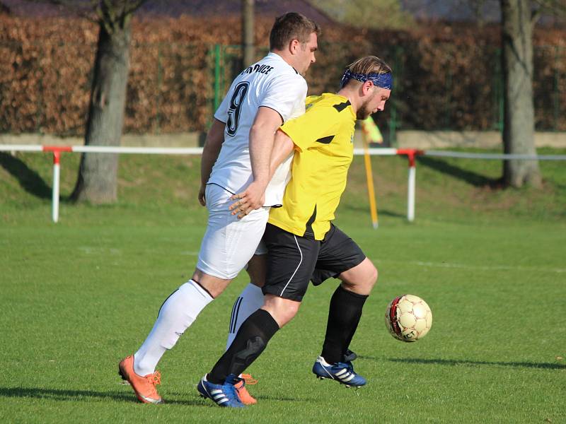 Zápas 1. A třídy Sokol Mochtín (žlutí) vs. TJ Žichovice. Hráno 1. 4. 2017.