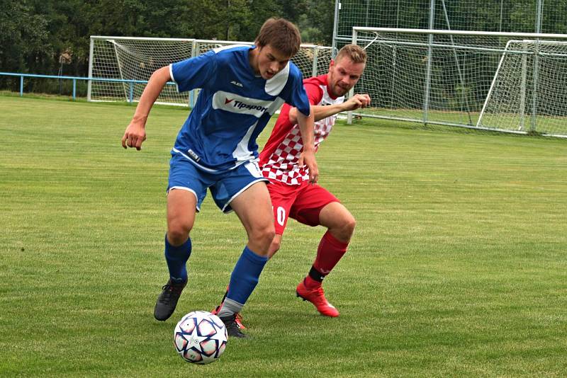 Strážovští (fotbalisté v modrých dresech) podlehli Mrákovu.