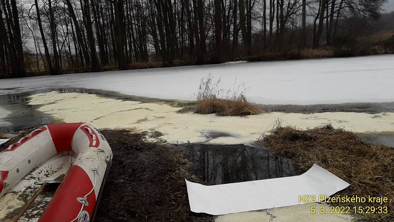 Hasiči už od pátku usilují o to, aby se pohonné hmoty nedostaly do chovných rybníků a do řeky Úhlavy.