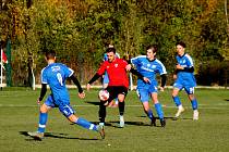 Fotbalisté jesenického béčka (na archivním snímku hráči v modrých dresech) porazili na úvod jarní části sezony FC Jílové B vysoko 6:1.