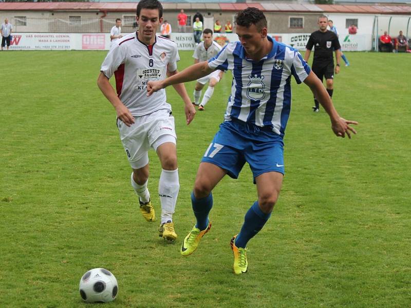 Fotbalisté SK Klatovy 1898 (v bílých dresech) prohráli doma ve II. kole poháru FAČR s Dobrovicemi 0:5.