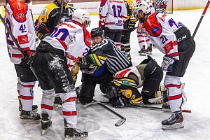 Krajská hokejová liga, 15. kolo: HC Klatovy (na snímku hokejisté v bílých dresech) - HC Baník Sokolov B 6:1.