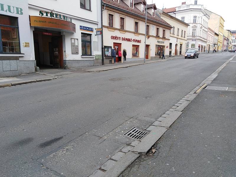 Pražská ulice v Klatovech v současné době.