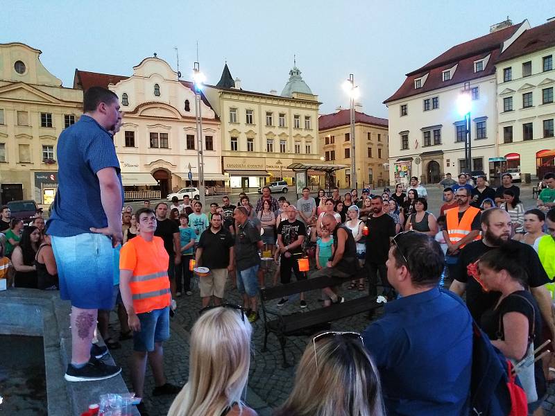 Lampionový průvod na památku mladého taxikáře v Klatovech.