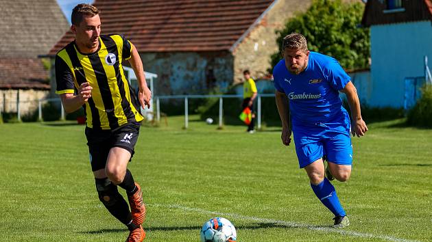 Okresní přebor, 25. kolo: TJ Sokol Hradešice (na snímku fotbalisté ve žlutočerných dresech) - TJ Sokol Vrhaveč (modří) 1:0.