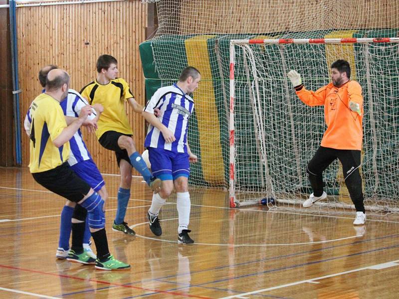 Zimní amatérská liga: ST Smrk Klatovy (žluté dresy) - SK Panters Klatovy 4:2 