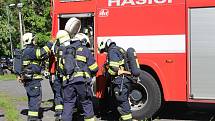 Simulovaný požár vypukl v 16 hodin ve 2. patře hotelu, ve kterém v tu dobu bylo několik osob, včetně dětí. Po několika minutách dorazila první hasičská vozidla, byly nataženy hadice a hasiči pronikli do hotelu v dýchacích maskách.
