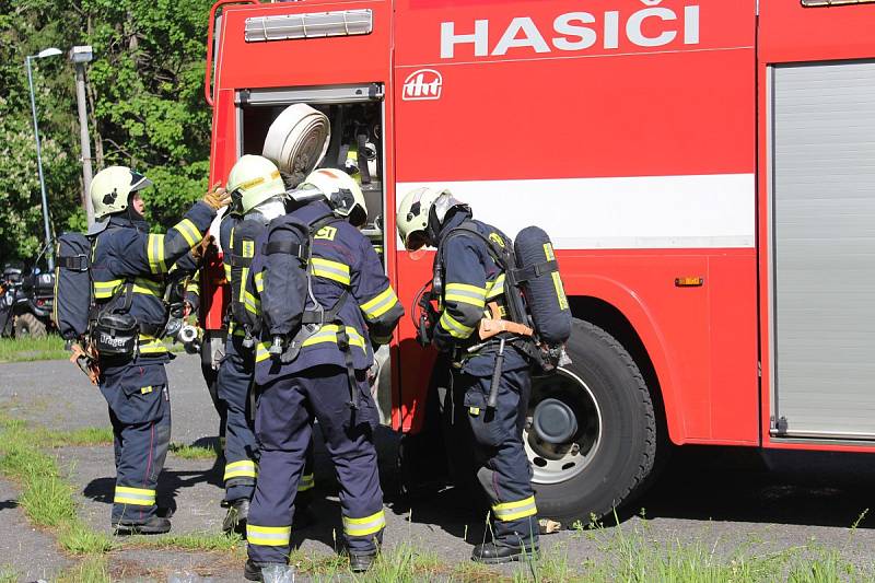 Simulovaný požár vypukl v 16 hodin ve 2. patře hotelu, ve kterém v tu dobu bylo několik osob, včetně dětí. Po několika minutách dorazila první hasičská vozidla, byly nataženy hadice a hasiči pronikli do hotelu v dýchacích maskách.