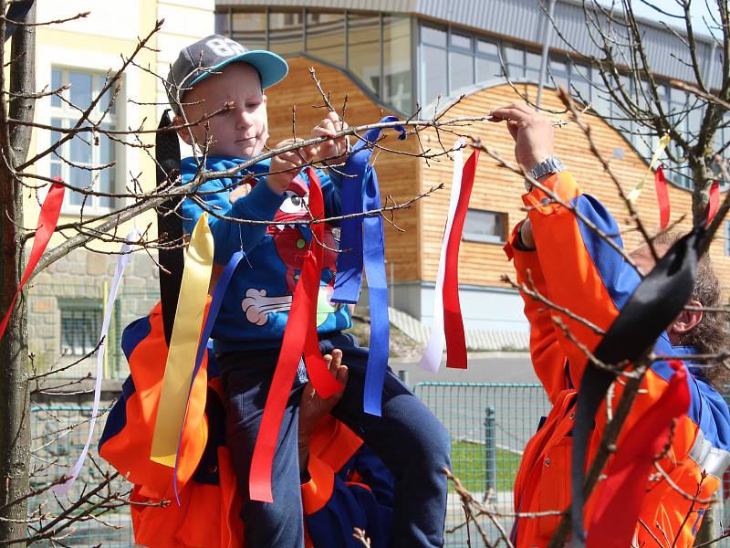 Děti ze školek v Kašperských Horách a v Grafenau společně vyzdobily stromy v parčíku naproti kašperskohorské základní škole.