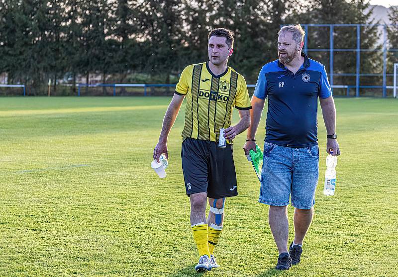 Fotbalisté FK Okula Nýrsko (na archivním snímku hráči v modrobílých dresech) skončili v letošní sezoně krajského přeboru na druhém místě.