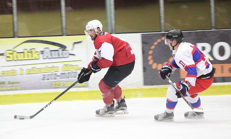 Zápas 2. ligy, skupiny Střed, HC Klatovy (červení) - NED Hockey Nymburk vyhráli domácí po nájezdech.