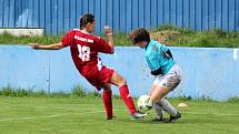 SK Klatovy 1898 (na archivním snímku fotbalistky v červených dresech) porazily na podzim Spartak Kaplice (modré dresy) 4:2. A dokázaly uspět i v jarní odvetě na hřišti soupeře.