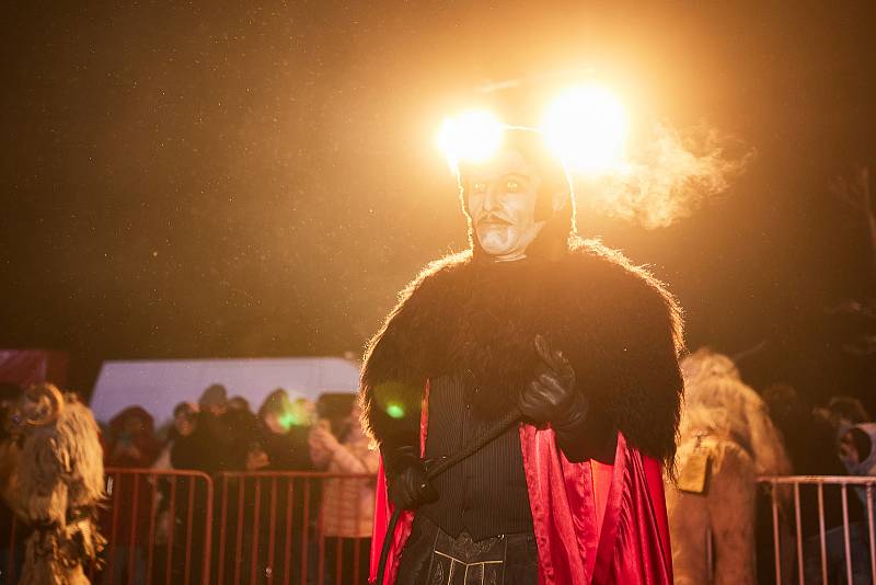 Krampusové v Klatovech - největší pekelná show na západě Čech se odehrála v sobotu 3. prosince večer. Desítky hrůzu nahánějících čertisek původem z rakouských Alp děsily malé i některé větší návštěvníky, kterých se sešlo opravdu mnoho.