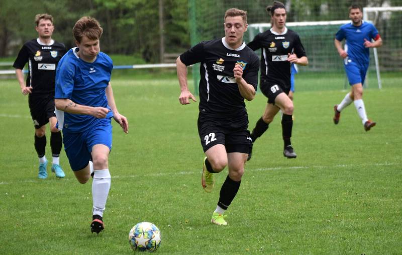 Fotbalisté TJ Měcholupy (na archivním snímku hráči v černých dresech) porazili ve 2. kola Poháru PKFS Baník Stříbro 4:0 a slaví postup do další fáze soutěže.