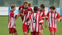 Fotbalisté SK Klatovy 1898 U17 (na archivním snímku hráči v červených dresech) rozcupovali Vejprnice (v modrém) vysoko 8:2. Pět branek vstřelil Adam Hošek.