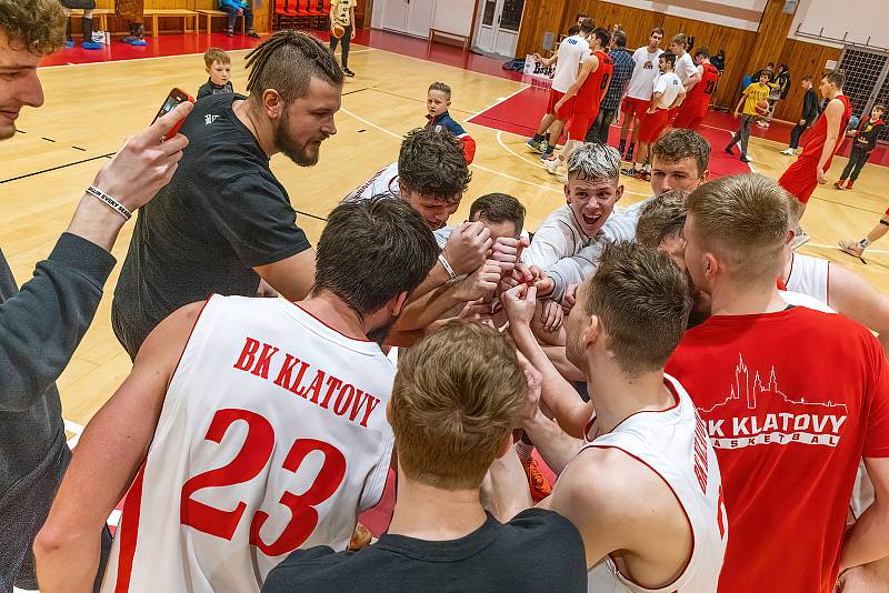 BK Klatovy (bílé dresy) - BK Lokomotiva Plzeň B 71:70.