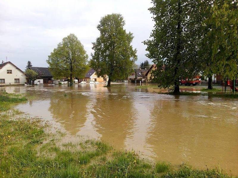 V neděli odpoledne se ve Spůli u Janovic nad Úhlavou vylil potok a zaplavil celou náves.