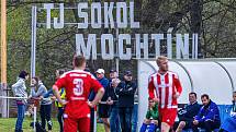 Fotbalisté TJ Sokol Mochtín (na archivním snímku hráči v modrých dresech) prohráli čtvrteční zápas 2. kola Poháru PKFS na půdě Horšovského Týna 6:8 po prodloužení.