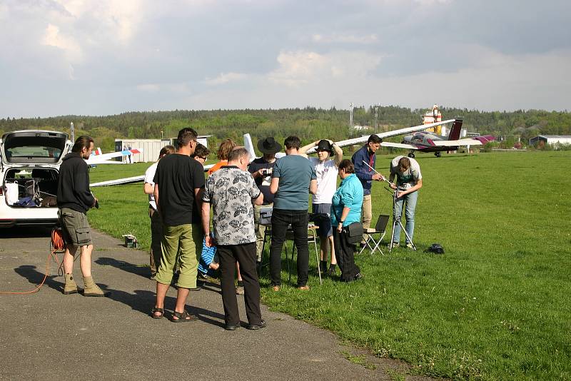 Příprava a vypouštění stratosférického balónu v Letkově u Plzně.